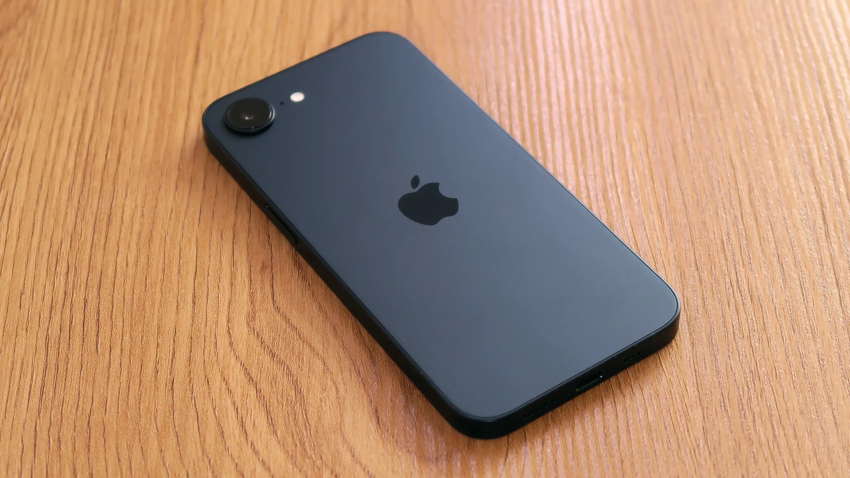 تصاویر گوشی آیفون  Apple iPhone 16e عکس 2
